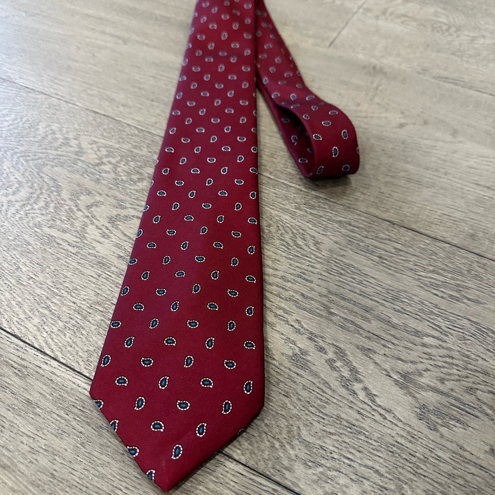 Red tie men - Picture 2 of 3